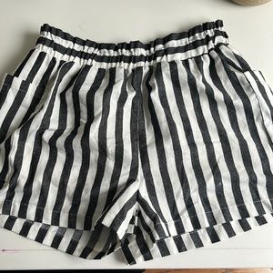 BLACK AND WHITE FABLUX SHORTS